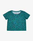 Wir präsentieren das Lush UV Surf Shirt von Main Design: ein grünes T-Shirt mit schwarzem Leopardenmuster auf weißem Hintergrund mit UPF 50+-Schutz, rundem Ausschnitt, kurzen Ärmeln und schnelltrocknender Oberfläche für ultimativen Komfort und Stil.