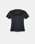 Das Main Design Lush UV Surf Shirt ist ein schlichtes, schwarzes Kurzarm-T-Shirt für Damen mit Rundhalsausschnitt und lockerer Passform. Es bietet UPF 50+ für Schutz an sonnigen Tagen und ist auf einem weißen Hintergrund abgebildet.