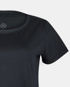 Nahaufnahme des Lush UV Surf Shirts von Main Design in schlichtem Schwarz mit kurzen Ärmeln und Rundhalsausschnitt, abgebildet auf hellem Hintergrund. Der schnell trocknende Stoff bietet einen Sonnenschutz von UPF 50+. Nur die obere Hälfte und die linke Seite sind sichtbar.