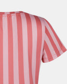 Nahaufnahme des oberen Rückens und der Ärmel eines Main Design Lush UV Surf Shirts mit vertikalen rosa und roten Streifen auf hellem Grund und einem Sonnenschutzfaktor von UPF 50+.