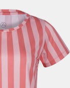 Nahaufnahme des Lush UV Surf Shirts von Main Design mit kurzen Ärmeln, vertikalen rosa Streifen, einem Rundkragen und schnell trocknendem Stoff. Das Bild betont den UPF 50+ Schutz auf der oberen Hälfte des Shirts vor einem schlichten Hintergrund.