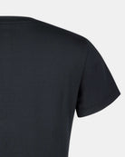 Nahaufnahme des oberen Rückens und der Ärmel des einfarbig schwarzen Lush UV Surf Shirts von Main Design, UPF 50+, schnell trocknend, vor weißem Hintergrund.