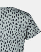 Nahaufnahme des oberen Rückens und der Ärmel des Lush UV Surf Shirt von Main Design in Hellgrau mit schwarzem Tierprint. Der weiche, strukturierte Stoff bietet UPF 50+ Sonnenschutz für Outdoor-Aktivitäten.
