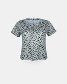 Das Lush UV Surf Shirt von Main Design ist ein kurzärmeliges, hellgraues Oberteil mit schwarzen, unregelmäßigen Punkten, einem Rundhalsausschnitt, schnell trocknendem Stoff und UPF 50+ Schutz.