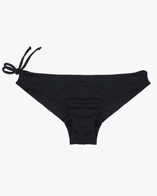 Schwarze Keira Surf Bikinihose für Damen von Main Design mit einer Schleife auf der linken Seite. Dieser nachhaltige Bikini besticht durch ein einfaches, nahtloses Design und einen glatten Stoff, der flach auf einem schlichten weißen Hintergrund liegt.