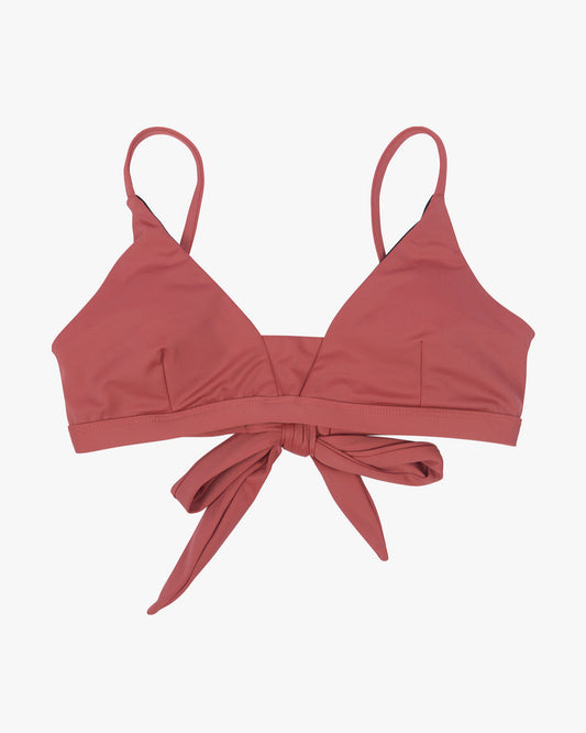 A Main Design Adore Triangel Bikini Oberteil with thin, verstellbare Schulterträger and a front tie closure is displayed against a white background.