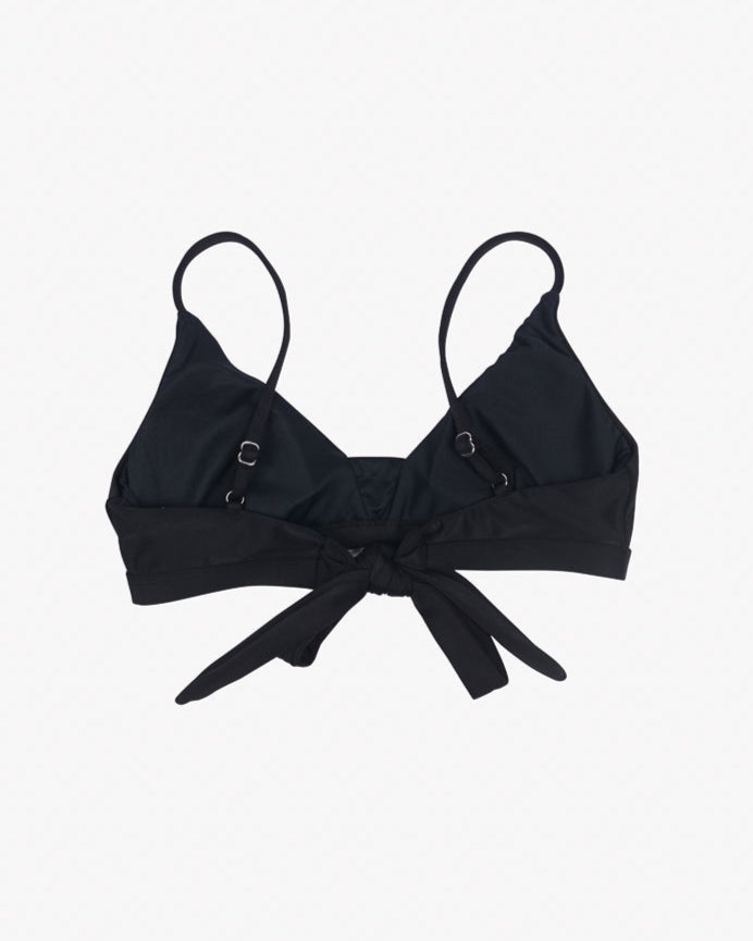 A black Adore Triangel Bikini Oberteil by Main Design with verstellbare Schulterträger and a tie front detail. The material appears smooth and stretchy, designed for a comfortable fit. Made from umweltfreundlicher Stoff, the background is plain white, emphasizing the simplicity and elegance of the swimwear.