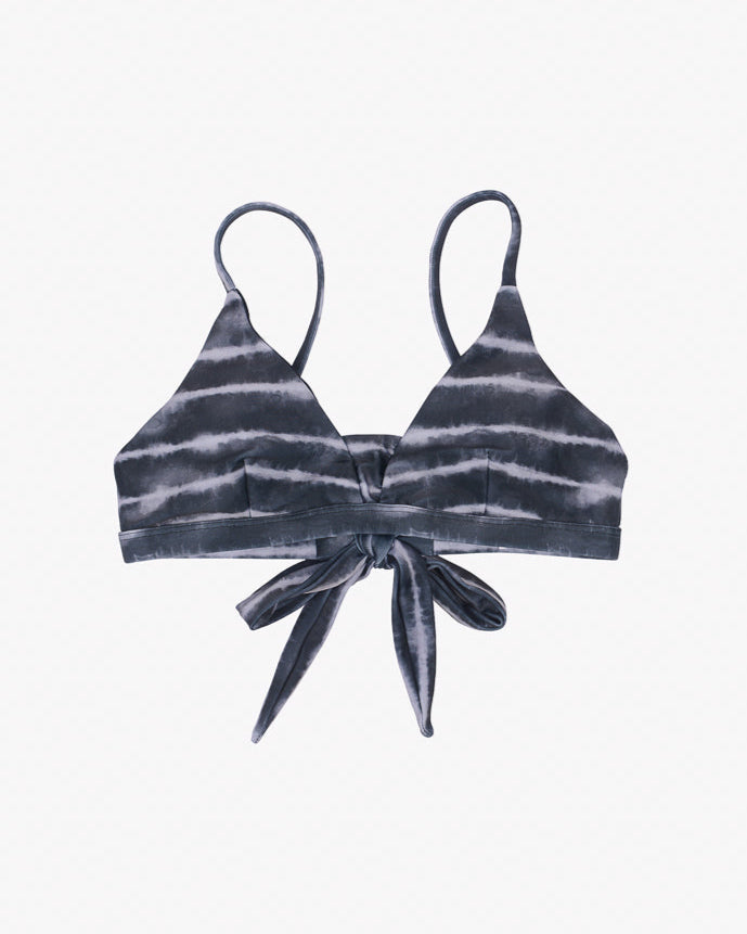 A black and white tie-dye Adore Triangel Bikini Oberteil from Main Design with thin, verstellbare Schulterträger and a front tie closure. The bikini top features triangular cups and a casual, stylish design crafted from umweltfreundlicher Stoff.