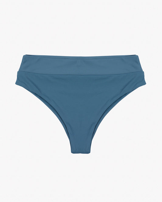 Ein Paar blaue Bikinihöschen mit hoher Taille aus glattem Stretchstoff. Das Design zeichnet sich durch einen breiten Bund und moderate Bedeckung auf der Rückseite aus. Diese Alice Bikinihose von Main Design ist auf einem schlichten, hellen Hintergrund abgebildet.