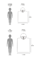 Diagramm zum Größenvergleich des Kinder Badeponcho Flow von Main Design. Poncho für 3-6 Jahre: 62 cm lang, 55 cm breit, aus OEKO-TEX-zertifizierter Baumwolle. Poncho für 7-12 Jahre: 82 cm lang, 75 cm breit. Silhouetten zeigen Kindergrößen.