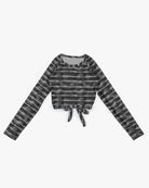 Das Maria Langarm Lycra von Main Design ist ein nachhaltiges, langärmliges, schwarz-grau gestreiftes Batik-Crop-Top mit einem Bindedetail vorne, gefertigt aus umweltfreundlichem Stoff, flach liegend auf weißem Hintergrund abgebildet.