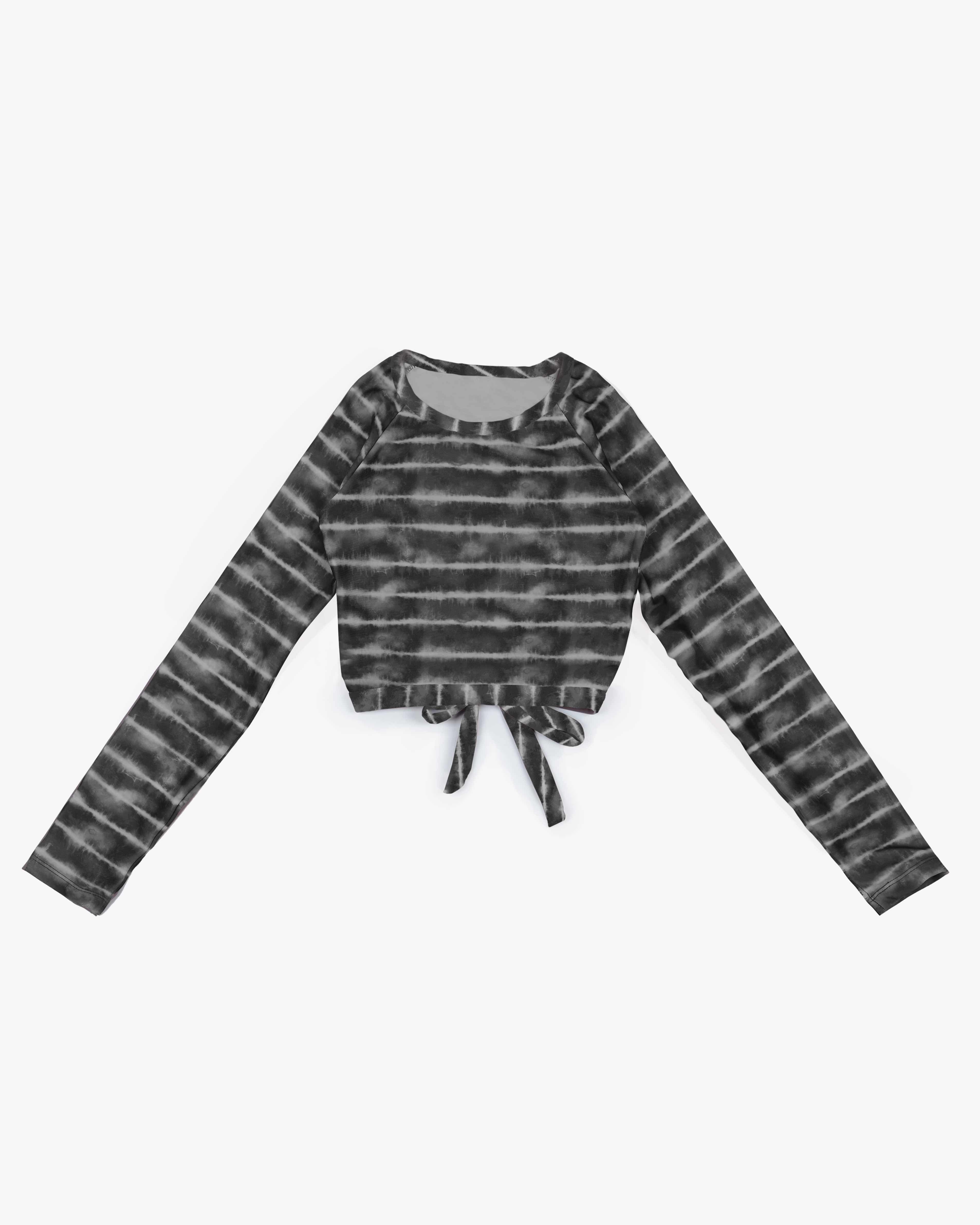 Das Maria Langarm Lycra von Main Design ist ein nachhaltiges, langärmliges, schwarz-grau gestreiftes Batik-Crop-Top mit einem Bindedetail vorne, gefertigt aus umweltfreundlichem Stoff, flach liegend auf weißem Hintergrund abgebildet.