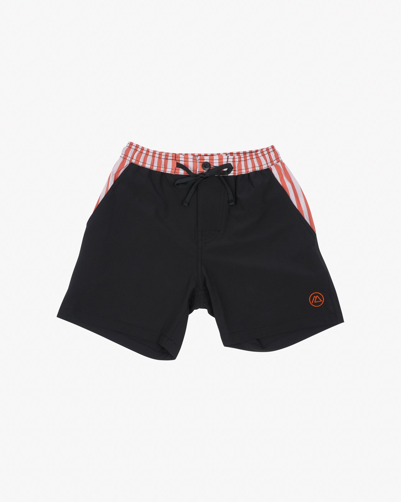 Die Nolan Boardshorts für Jungen von Main Design verfügen über einen modischen Kordelzugbund mit rot-weißen Seitenstreifen. Hergestellt aus 4-Wege-Stretch-Material für Komfort und Flexibilität, verfügen sie über ein orangefarbenes Bein-Emblem und LSF 50+ Sonnenschutz.