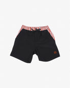 Die Nolan Boardshorts für Jungen von Main Design verfügen über einen modischen Kordelzugbund mit rot-weißen Seitenstreifen. Hergestellt aus 4-Wege-Stretch-Material für Komfort und Flexibilität, verfügen sie über ein orangefarbenes Bein-Emblem und LSF 50+ Sonnenschutz.
