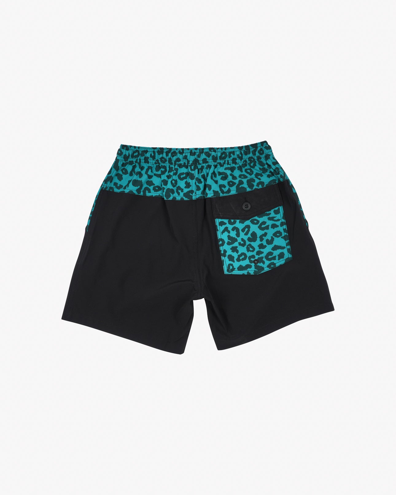 Die Nolan Boardshorts für Jungen von Main Design bestechen durch ein schwarz-türkises Leopardenmuster, einen türkisfarbenen Bund und eine schwarze Tasche mit passender Klappe. Hergestellt aus 4-Wege-Stretch-Material bieten sie lässigen Style und Sonnenschutz mit LSF 50+ für sonnige Tage.