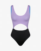Der Main Design Nova Badeanzug ist ein einteiliger Badeanzug mit lila Oberteil, schwarzem Unterteil, hochgeschnittenen Beinen, markanten Taillenausschnitten, blau gefütterten Trägern und aus chlorresistentem Stoff. Abgebildet auf schlichtem weißem Hintergrund.