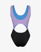 Der Nova Badeanzug von Main Design ist ein einteiliger Badeanzug im Color-Block-Design mit lila Oberteil, blauem Innenfutter, schwarzem Unterteil, schicken Rückenausschnitten und strapazierfähigem chlorresistenter Stoff für dauerhafte Qualität.