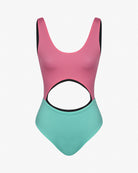 Der Main Design Nova Badeanzug hat ein pinkes Oberteil, ein aquamarinfarbenes Unterteil, einen Bauchausschnitt, einen schwarzen Besatz und einen Rundhalsausschnitt. Hergestellt aus chlorresistentem Stoff für Stil und Chlorbeständigkeit. Der Hintergrund ist schlicht weiß.