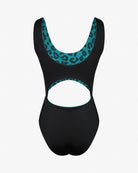 Der Nova Badeanzug von Main Design ist ein schwarzer Einteiler mit tiefem Rückenausschnitt und großem Taillenausschnitt. Das Futter ist mit einem türkisfarbenen Leopardenmuster versehen. Hergestellt aus chlorresistentem Stoff für lange Haltbarkeit. Abgebildet auf schlichtem weißem Hintergrund.