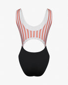 Der Nova Badeanzug von Main Design hat eine schwarze Unterseite, ein Oberteil mit vertikalen rosa und weißen Streifen, einen großen offenen Rückenausschnitt und ist aus chlorresistentem Stoff für dauerhaften Stil gefertigt.