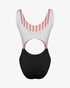 Der Main Design Nova Badeanzug ist ein einteiliger Badeanzug, der von hinten gezeigt wird. Er verfügt über ein Wendedesign mit weißem Oberteil, rosa gestreiftem Innenfutter, großem runden Rückenausschnitt und einfarbig schwarzem Unterteil.