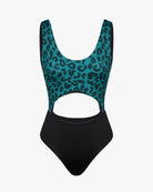 Nova Badeanzug von Main Design: Ein einteiliger Badeanzug mit einem Oberteil in blaugrünem und schwarzem Leopardenmuster, einem schwarzen Unterteil und einem großen Bauchausschnitt aus chlorresistentem Stoff. Abgebildet auf einem schlichten weißen Hintergrund.