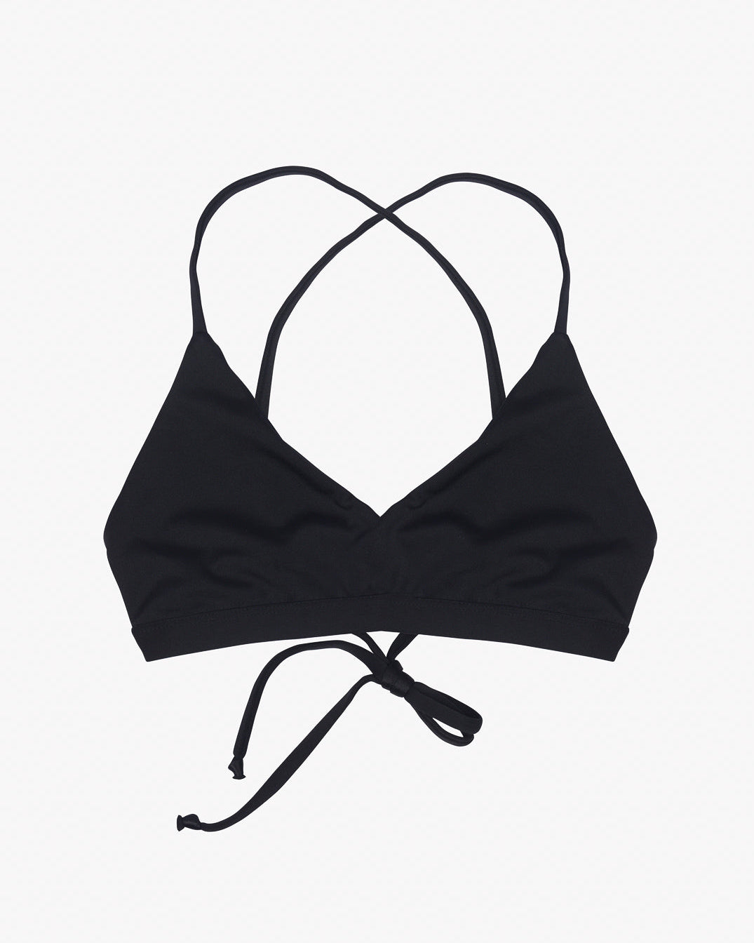 Ein schwarzes Pasta Bikini Oberteil mit dünnen, überkreuzten Trägern, die hinten gebunden werden, von Main Design. Das Design zeichnet sich durch einen einfachen, minimalistischen Stil mit einer dezenten Raffung vorne aus. Der aus umweltfreundlichem Stoff gefertigte Stoff wirkt glatt und leicht dehnbar und eignet sich für Badebekleidung.