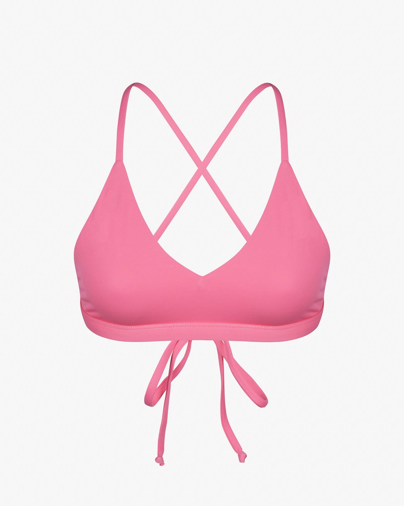 Das rosa Pasta-Bikini-Oberteil von Main Design hat dünne, überkreuzte Träger auf der Rückseite und eine Schleife vorne. Es besteht aus glattem, dehnbarem, chlorbeständigem Stoff und recycelten Materialien für eine bequeme Passform vor dem schlichten weißen Hintergrund.