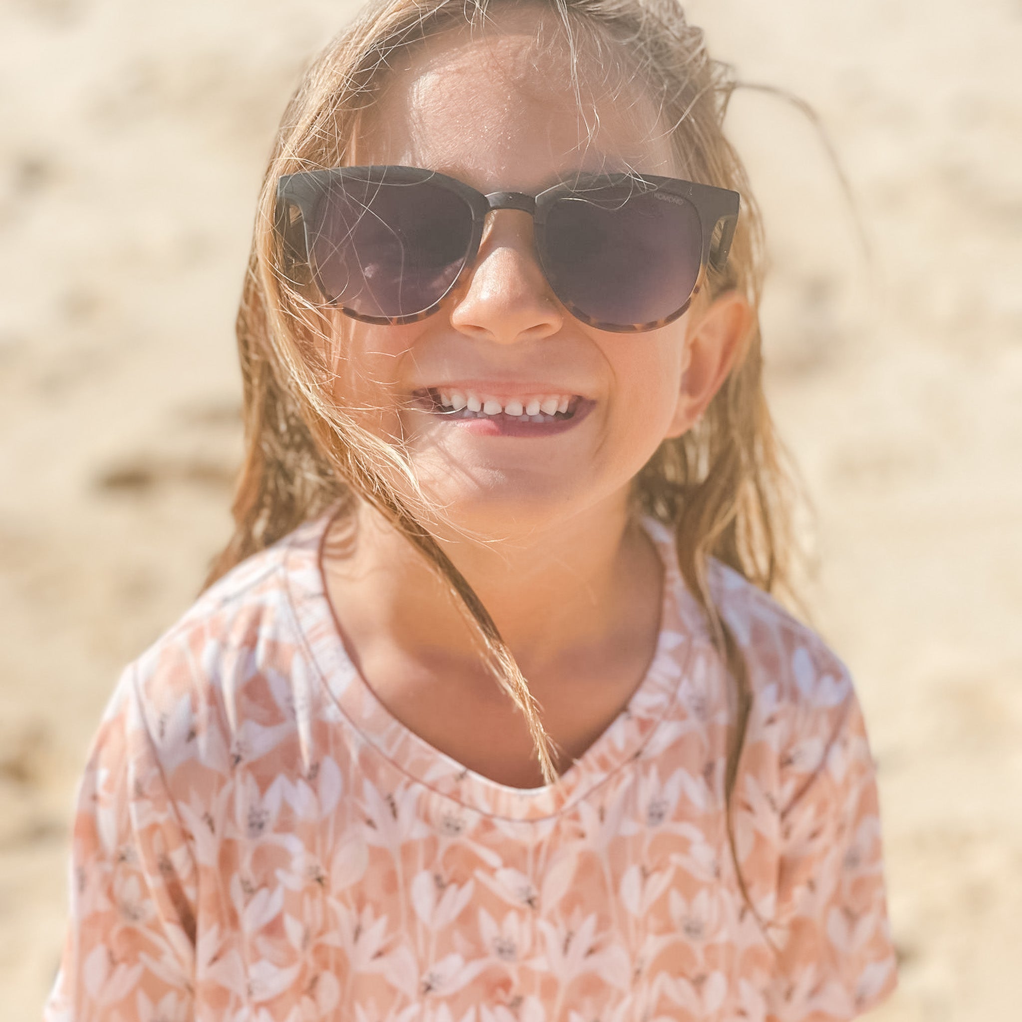 Mädchen in MAIN Design UV Shirt am Strand