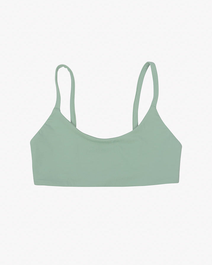 Das Sassy Bikini-Top von Main Design in Hellgrün mit dünnen Trägern und nahtlosem Schnitt, gefertigt aus recycelten Materialien, liegt auf weißem Hintergrund.