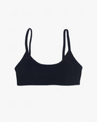 Das Sassy Bikini-Top von Main Design ist ein nahtloses schwarzes Bralette mit dünnen Trägern und U-Ausschnitt, gefertigt aus recycelten Materialien, vor einem schlichten weißen Hintergrund.
