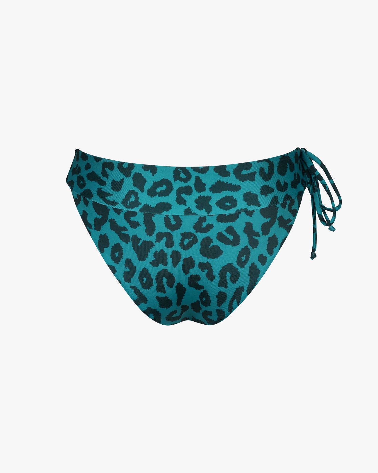 Die Serene Surf Bikinihose von Main Design verfügt über ein auffälliges, kräftiges schwarzes Leopardenmuster mit einem stilvollen seitlichen Bindedetail auf der rechten Seite und ist aus recycelten Materialien gefertigt.