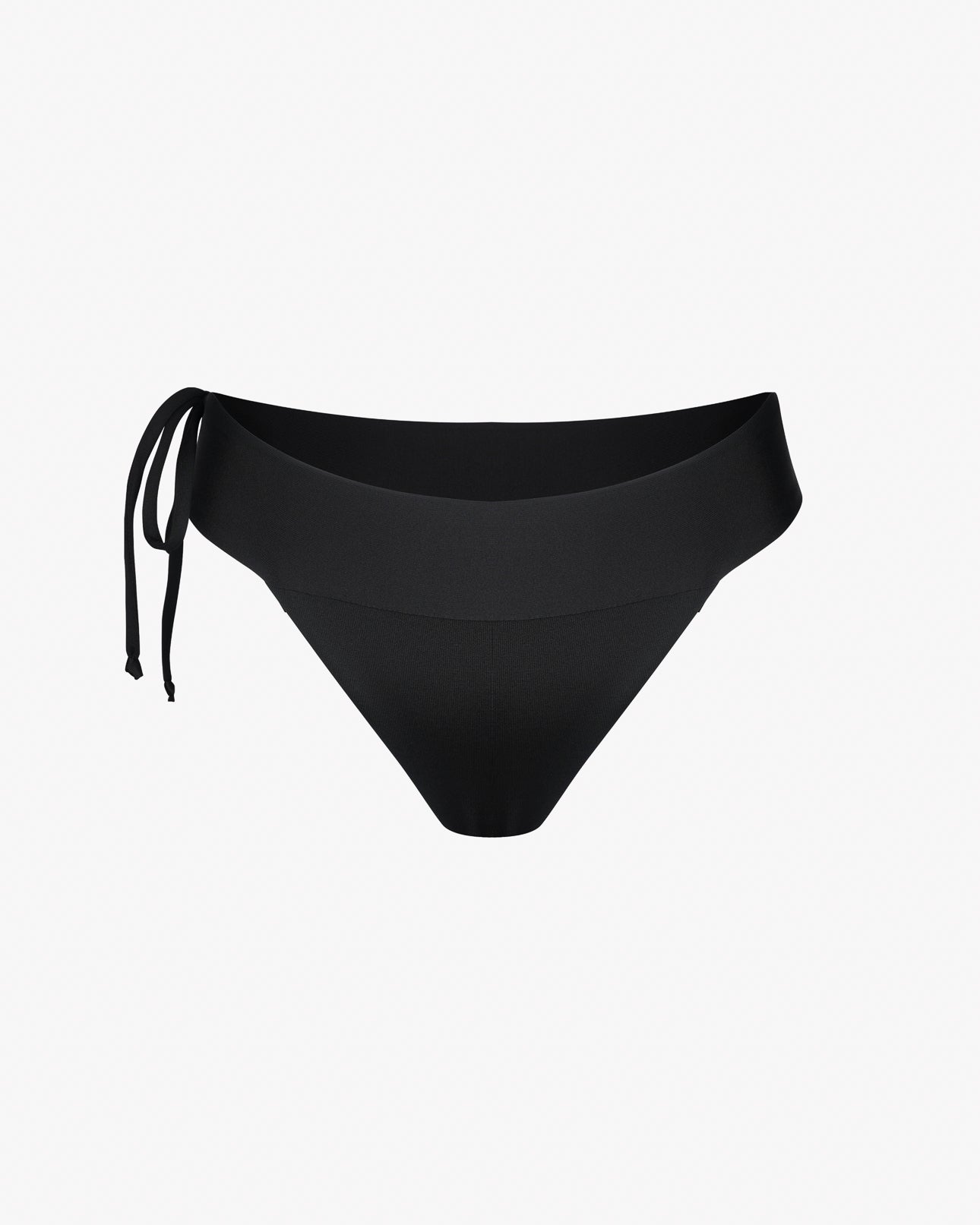 Die Serene Surf Bikinihose von Main Design bietet einen minimalistischen schwarzen Look mit einer Schleife auf der linken Seite für eine verstellbare Passform. Sie ist aus chlorresistentem Stoff und recycelten Materialien gefertigt und ideal als Badebekleidung vor einem schlichten weißen Hintergrund.