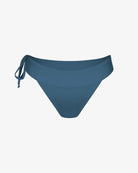 Die Serene Surf Bikini Hose von Main Design hat einen breiten Bund und ein verstellbares Band an der linken Seite. Sie ist aus chlorbeständigem, recyceltem Stoff hergestellt und auf einem einfarbig weißen Hintergrund abgebildet.