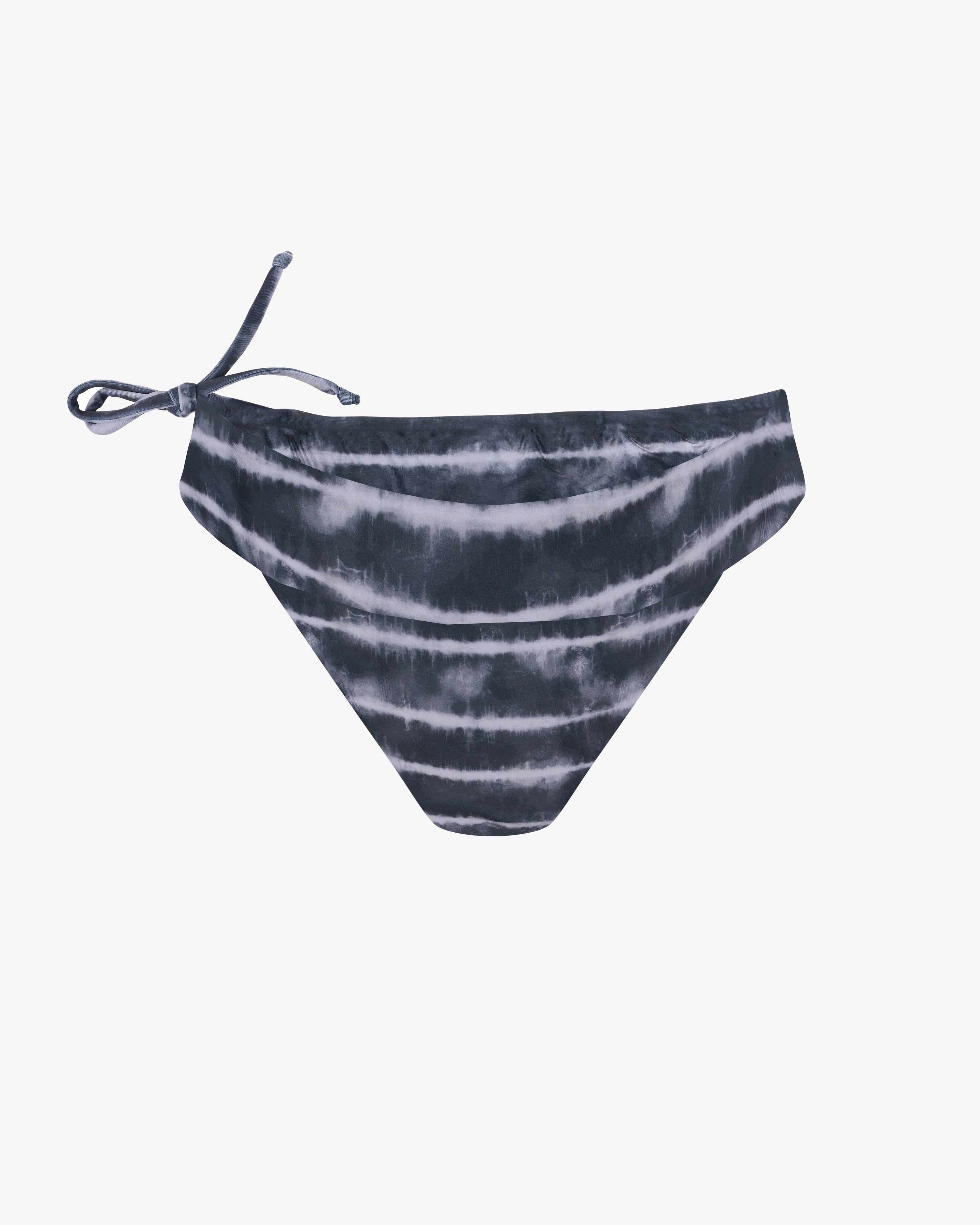 Die Serene Surf Bikini Hose von Main Design zeichnet sich durch chlorresistenten Stoff, ein dunkelgraues und weißes Tie-Dye-Muster und eine linke Seitenkrawatte aus, die vor einem schlichten weißen Hintergrund gezeigt wird.