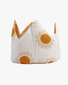 Die Stoffkrone von Several Needs reversibel von Main Design ist eine handgefertigte Stoffkrone für Kinder mit einer weißen Basis mit orangefarbenen Sonnenstrahlen, spitzen Spitzen und weicher Polsterung - mit Sorgfalt in Bali hergestellt.