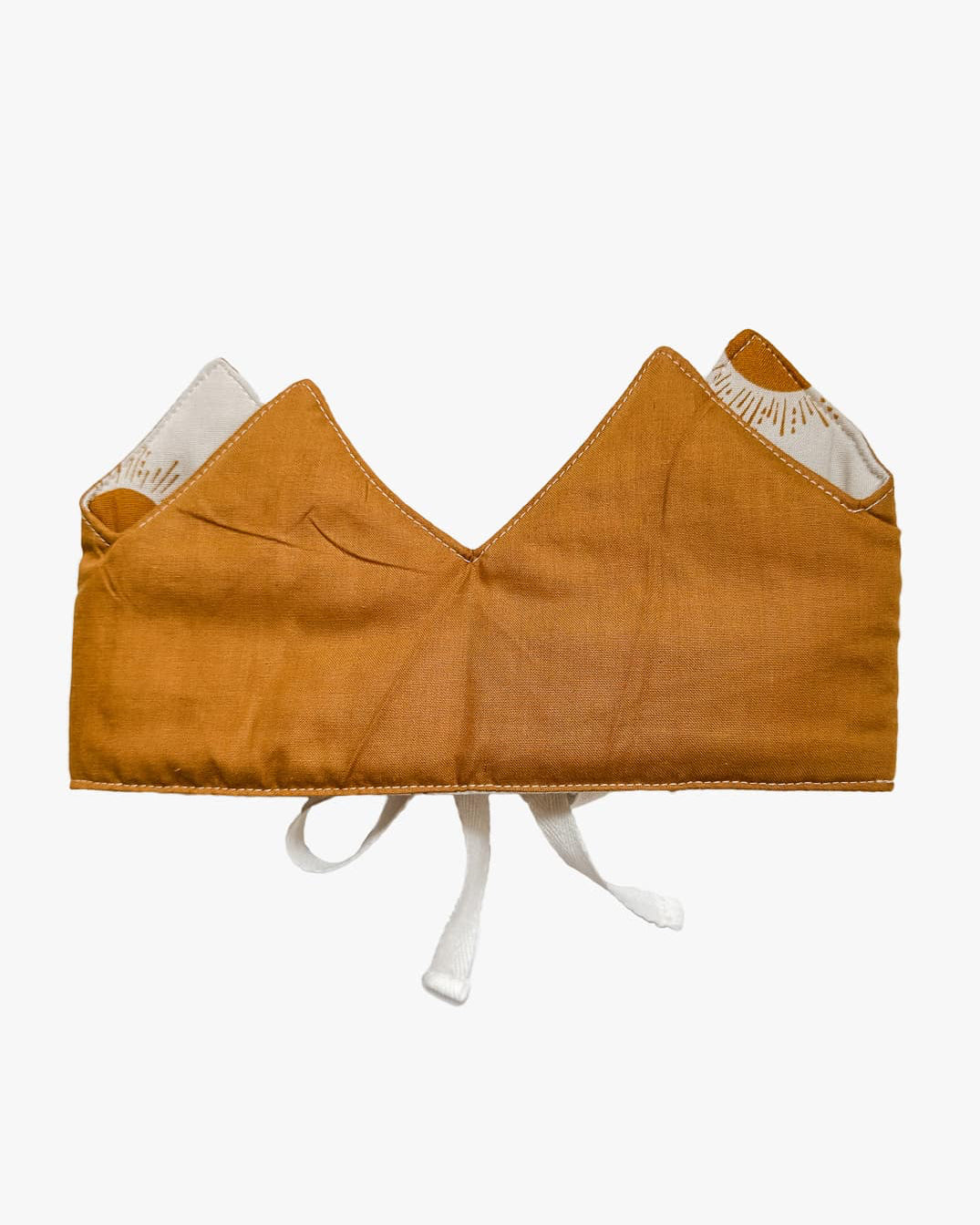 Die Stoffkrone von Several Needs reversibel von Main Design ist eine braune Stoffkrone mit weißem Futter und Bändern, handgefertigt in Bali - perfekt als weicher Kopfschmuck oder charmantes Kostüm-Accessoire.