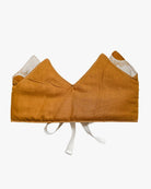 Die Stoffkrone von Several Needs reversibel von Main Design ist eine braune Stoffkrone mit weißem Futter und Bändern, handgefertigt in Bali - perfekt als weicher Kopfschmuck oder charmantes Kostüm-Accessoire.