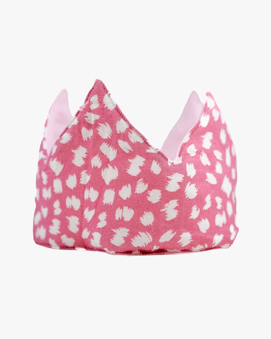 Die Stoffkrone von Several Needs reversibel von Main Design besteht aus zartrosa Stoff mit weißen Tupfen, spitzen Spitzen und einem hellrosa Futter, das in Bali handgemacht ist. Ideal als wendbare Krone für Kinder für phantasievollen Verkleidungsspaß.