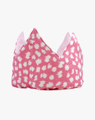 Die Stoffkrone von Several Needs reversibel von Main Design besteht aus zartrosa Stoff mit weißen Tupfen, spitzen Spitzen und einem hellrosa Futter, das in Bali handgemacht ist. Ideal als wendbare Krone für Kinder für phantasievollen Verkleidungsspaß.