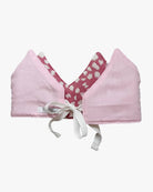 Die Stoffkrone von Several Needs reversibel von Main Design ist eine zartrosa Krone mit spitzen Spitzen, magentafarben gemustertem Futter mit weißen Formen und vorne gebundenen weißen Schleifenbändern. Handgemacht in Bali für Kinder - besonders und einzigartig.