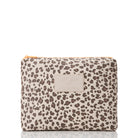 Die „Aloha Collection Mid Pouch“ besticht durch ein beiges Design mit Reißverschluss, braunem und schwarzem Leopardenmuster sowie einem rechteckigen, geprägten „ALOHA“-Logo-Aufnäher – ideal als stilvolle Kosmetiktasche oder Reise-Organizer, hier auf weißem Hintergrund abgebildet.