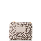 Die kleine Tasche aus der Aloha-Kollektion besticht durch einen beigen Hintergrund mit braunem Leopardenmuster, einen „ALOHA“-Aufnäher auf der Vorderseite und einen orangefarbenen Reißverschluss – die perfekte Ergänzung für Ihre Strandtaschen-Kollektion.