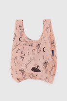 Bild von der Baby BAGGU Tasche in pastell rosa mit Ballett Symbolen