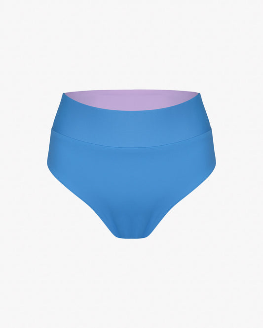 Die Alice Bikinihose von Main Design ist eine blaue Bikinihose mit hoher Taille und breitem Bund aus chlorbeständigem Material und einer kontrastierenden hellvioletten Innenseite vor einem schlichten weißen Hintergrund.
