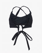 Ein schwarzes Charm Surf Bikini Oberteil von Main Design mit überkreuzten Trägern auf der Rückseite. Die Rückseite ist mit einem Knoten- und Bindedetail versehen. Das Design wirkt minimalistisch und elegant. Der Stoff wirkt glatt und der Schnitt bietet sicheren Halt. Der Hintergrund ist schlicht weiß.