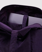 BAGGU Everyday Cloud Bag in Fig: Blick in die dunkelviolette Tasche mit Laptop im Innenfach.