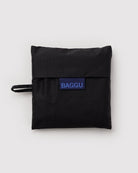 BAGGU Standard Tragetasche in Black: Zusammengefaltet im schwarzen Verstaubeutel.