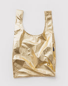 BAGGU Standard Tragetasche in Gold Metallic: Goldfarbene Tragetasche mit glänzender Metallic-Oberfläche.