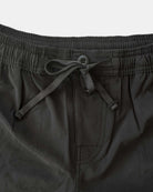 Nahaufnahme des Bunds der Main Design Nolan Boardshorts für Jungen, mit elastischem Kordelzug, Knopf, 4-Way-Stretch-Stoff, detaillierten Nähten und Taschennähten auf einfarbigem Hintergrund.